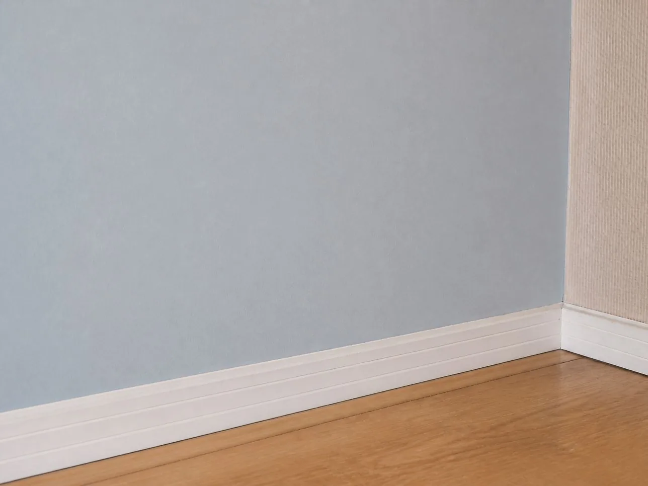 Nachher: glatte, gestrichene Wand nach der Reparatur